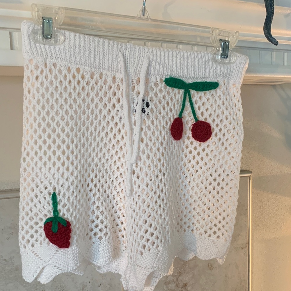 NWOT White Crocheted Beach Cover Up Shorts with Crocheted 🍒 Size M
